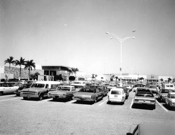 Palm Beach shopping mall parking lot