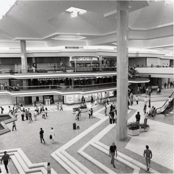 Central Court of Woodfield Mall, photo taken from second level (Michigan)