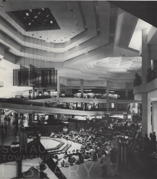 Woodfield Mall - Schaumburg, IL - Center Court