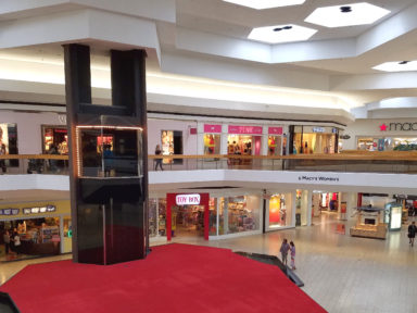 Concourse at Lakeside Mall (by The Caldor Rainbow via flickr)